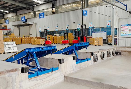 Manual Operation Heavy Duty Construction Mechanical Dock Leveler For Safe Loading Unloading With Safety Legs